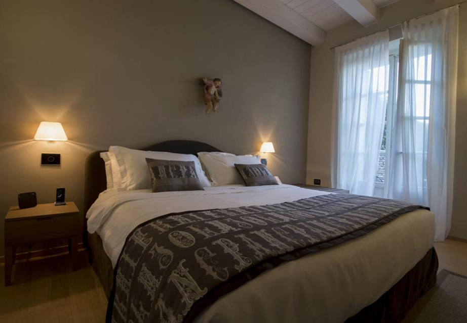 Mussi contract project: Relais San Maurizio room interiors bed